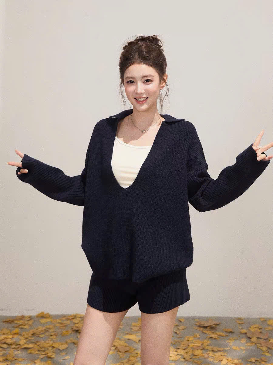 Set áo sweater cổ V quần đùi len dệt kem