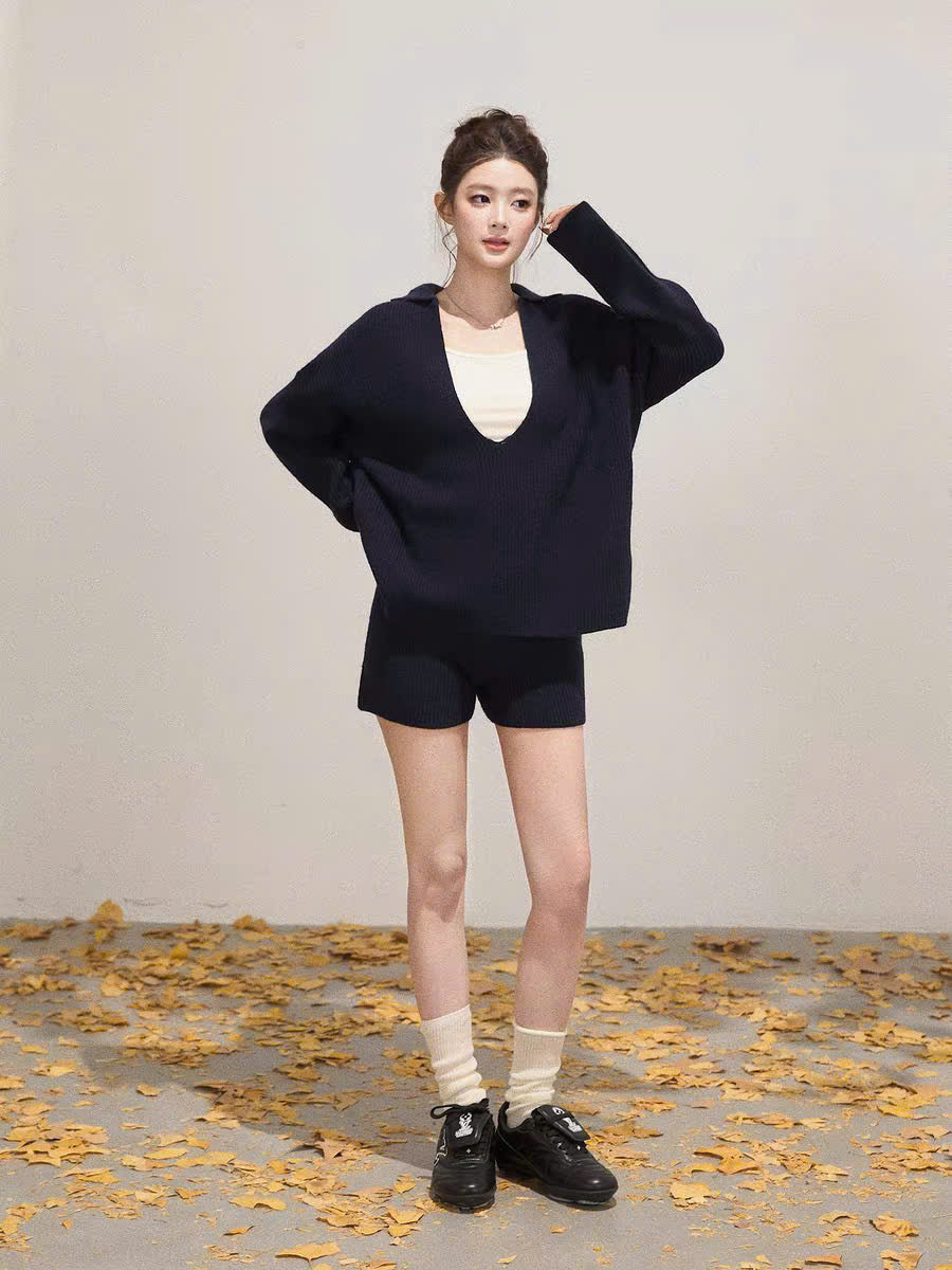 Set áo sweater cổ V quần đùi len dệt kem