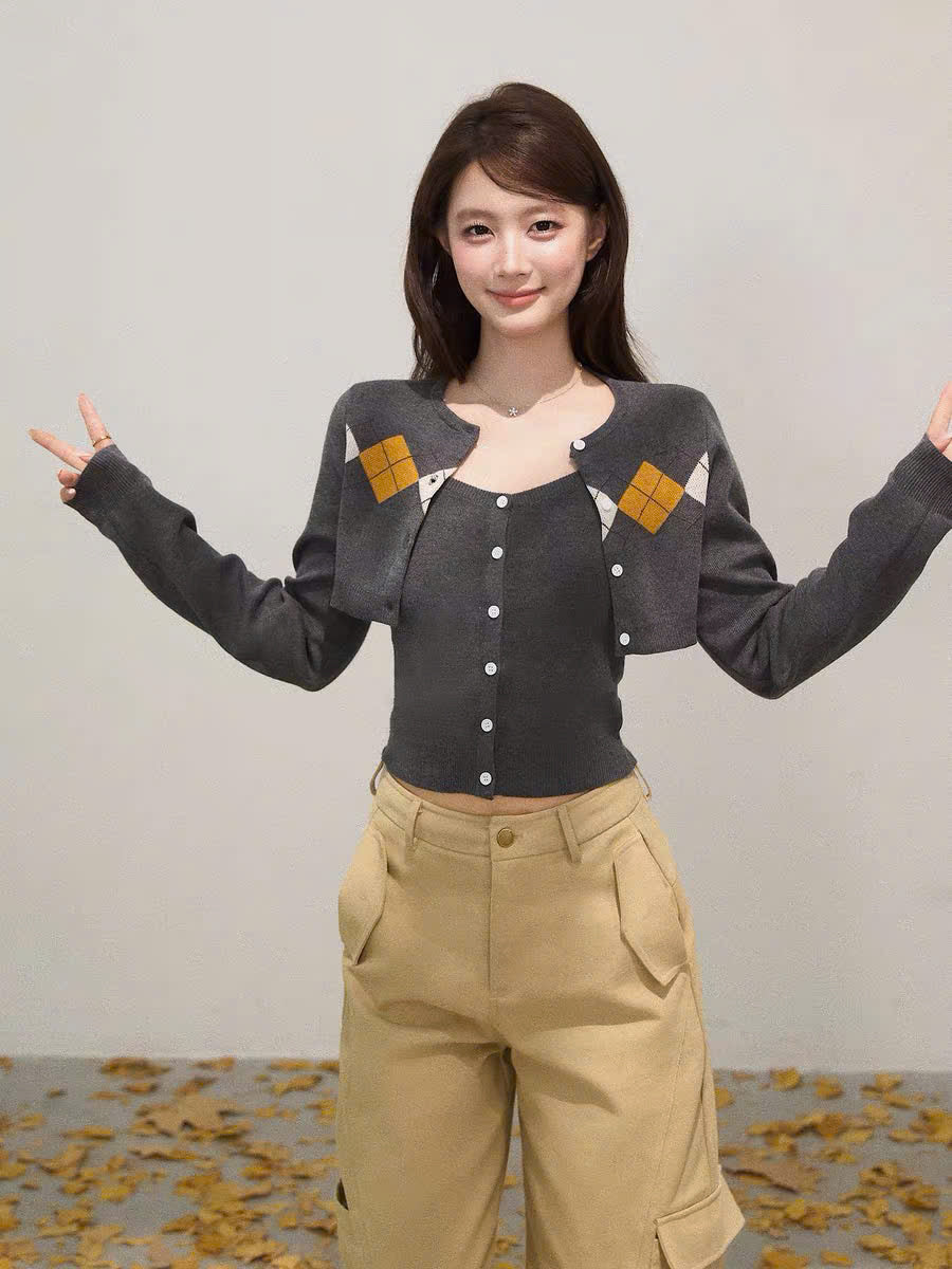 Set áo 2 dây cài cúc và cardigan len xám họa tiết vuông (có tách lẻ)