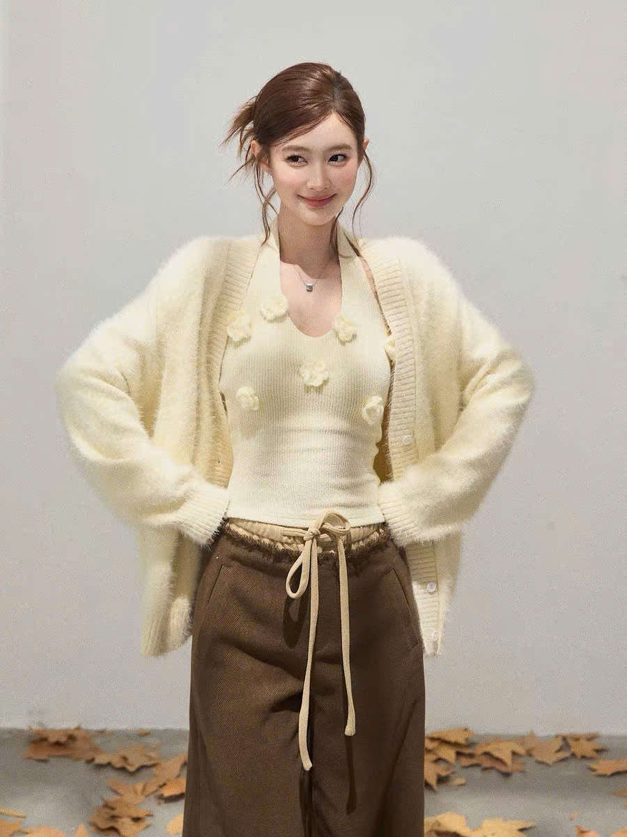 Set áo yếm len đính hoa và cardigan len lông màu kem (có tách lẻ)