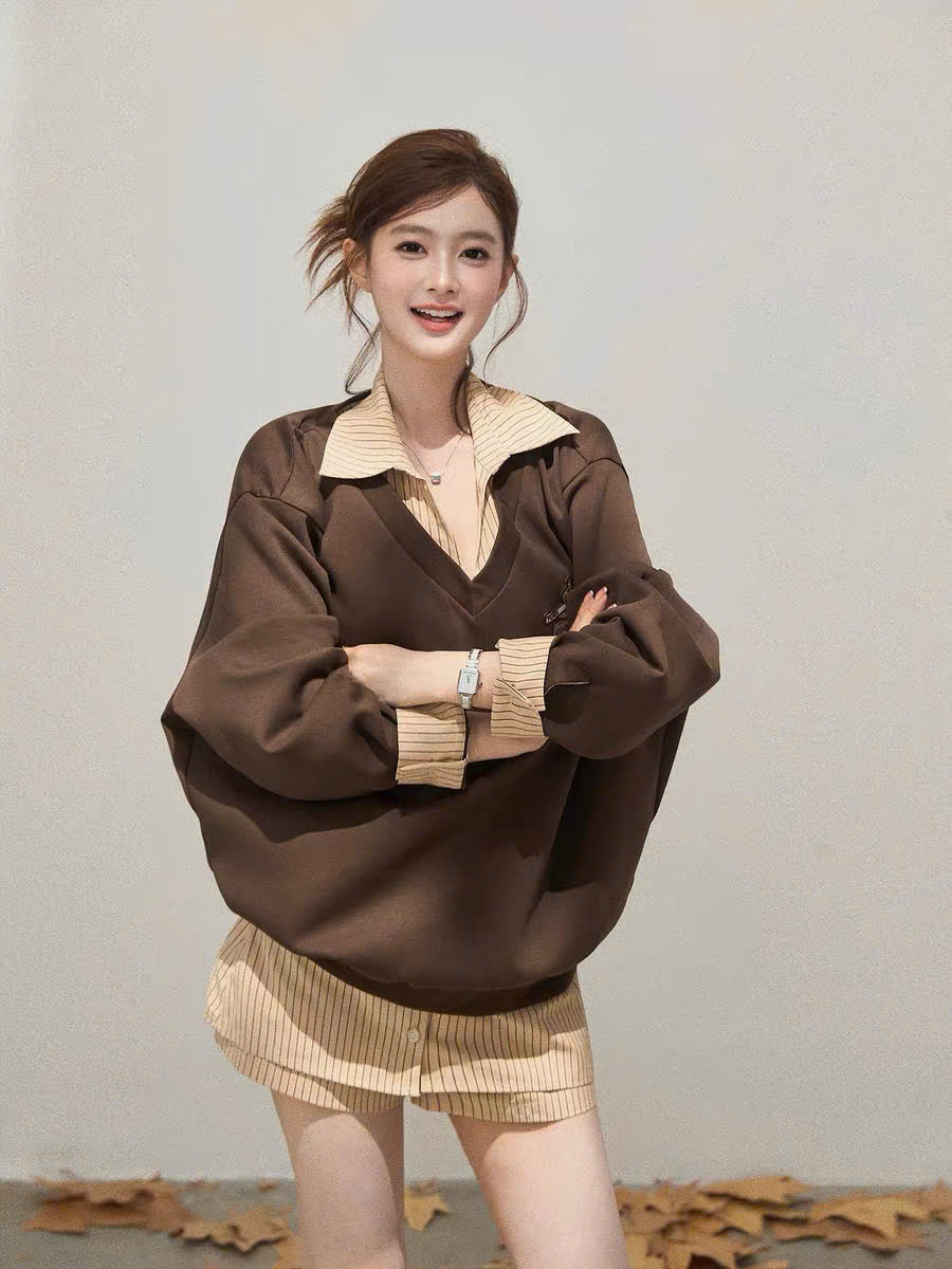 Set áo sweater cổ V và váy sơ mi sọc màu mơ