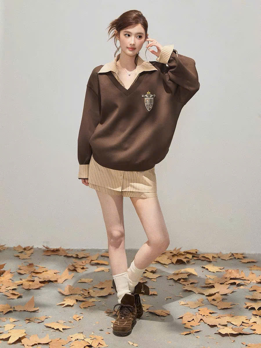 Set áo sweater cổ V và váy sơ mi sọc màu mơ