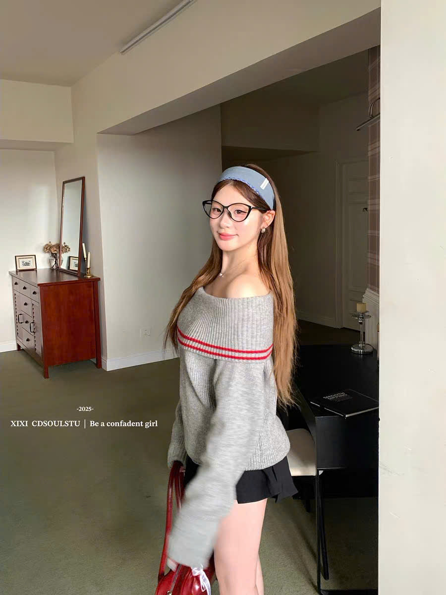(Có Bigsize) Set áo sweater len trễ vai xám sọc đỏ và chân váy xếp ly đen