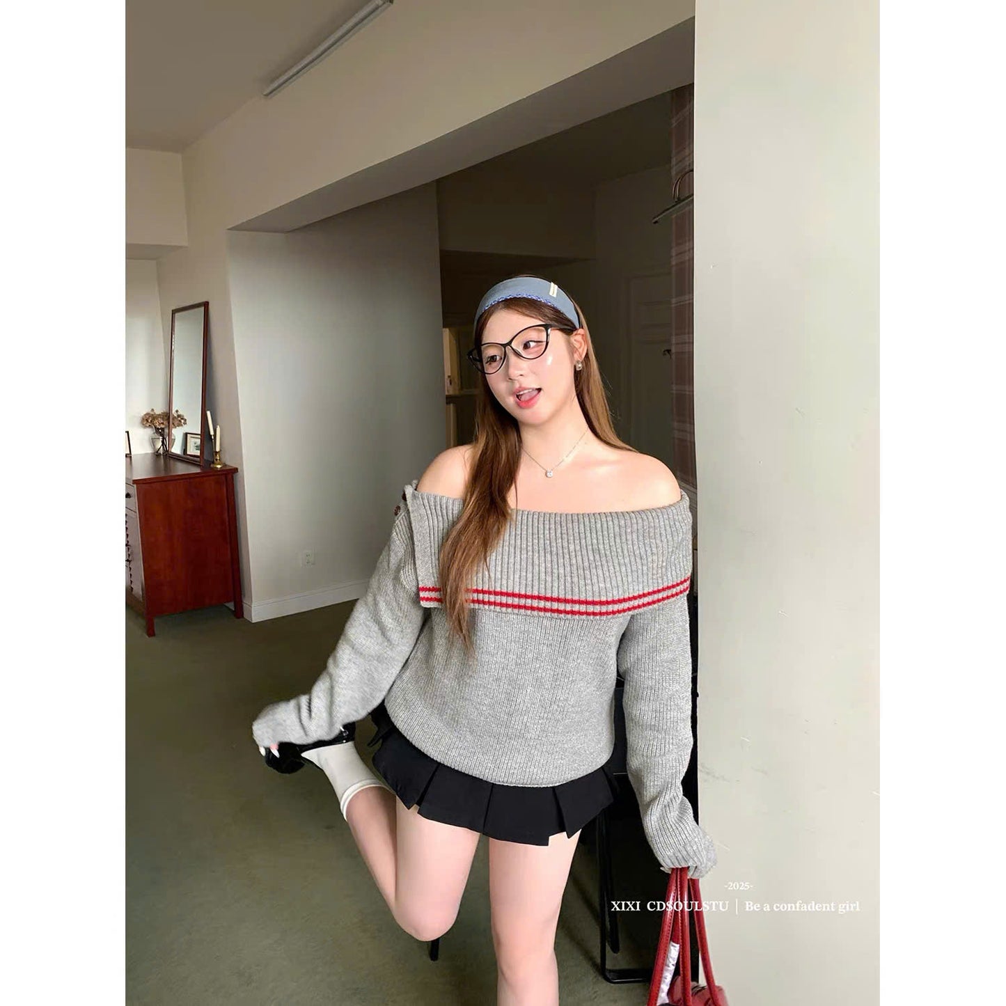 (Có Bigsize) Set áo sweater len trễ vai xám sọc đỏ và chân váy xếp ly đen