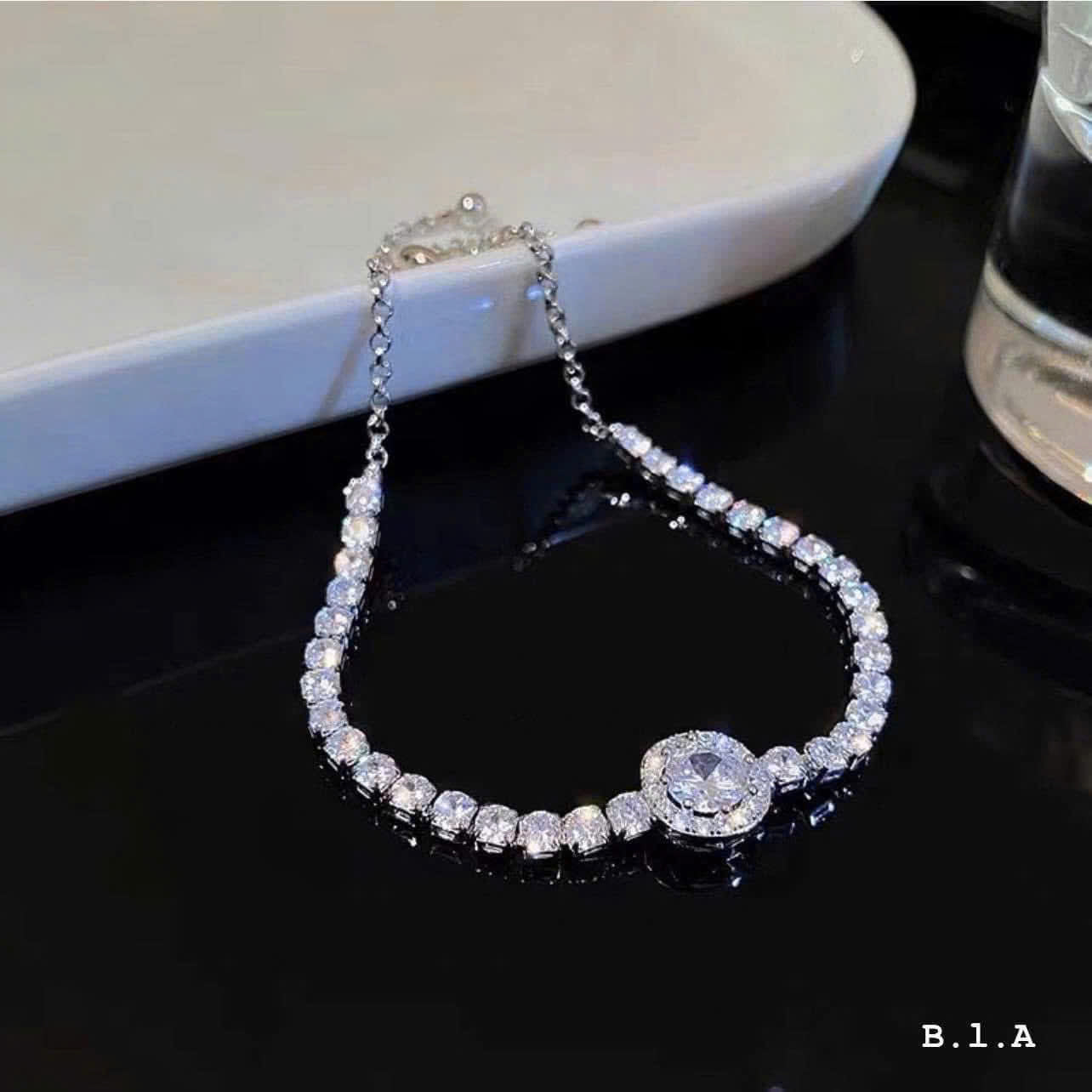 Lắc bạc nữ đá sáng mặt vuông bầu