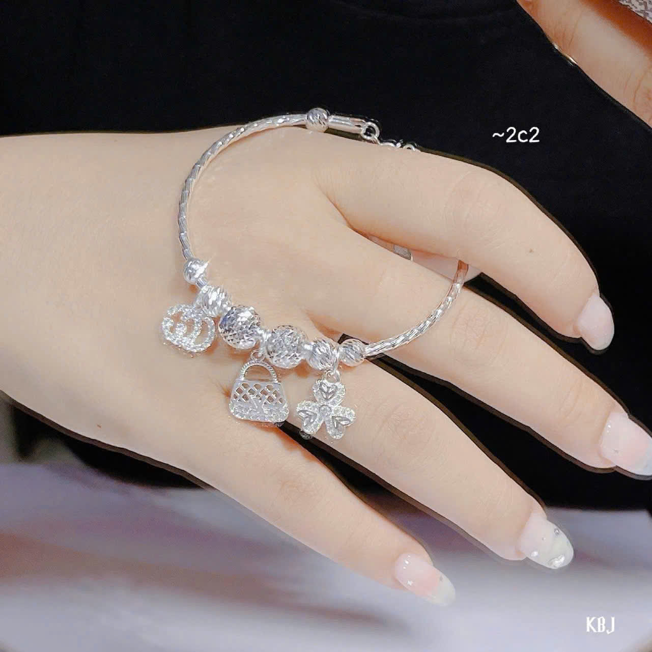 Vòng bạc phối charm tinh tế