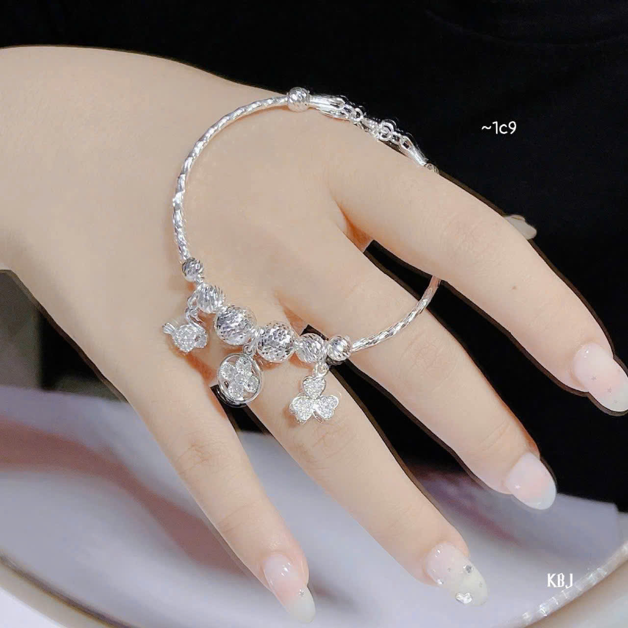 Vòng bạc phối charm tinh tế