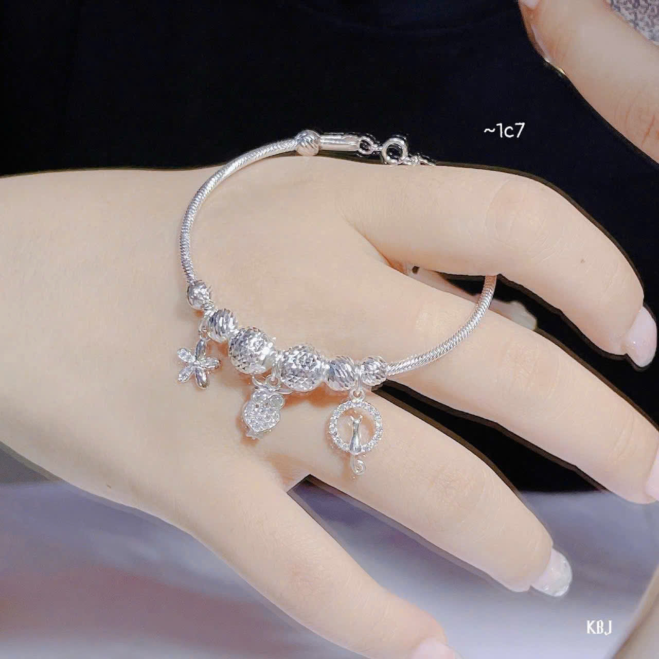 Vòng bạc phối charm tinh tế