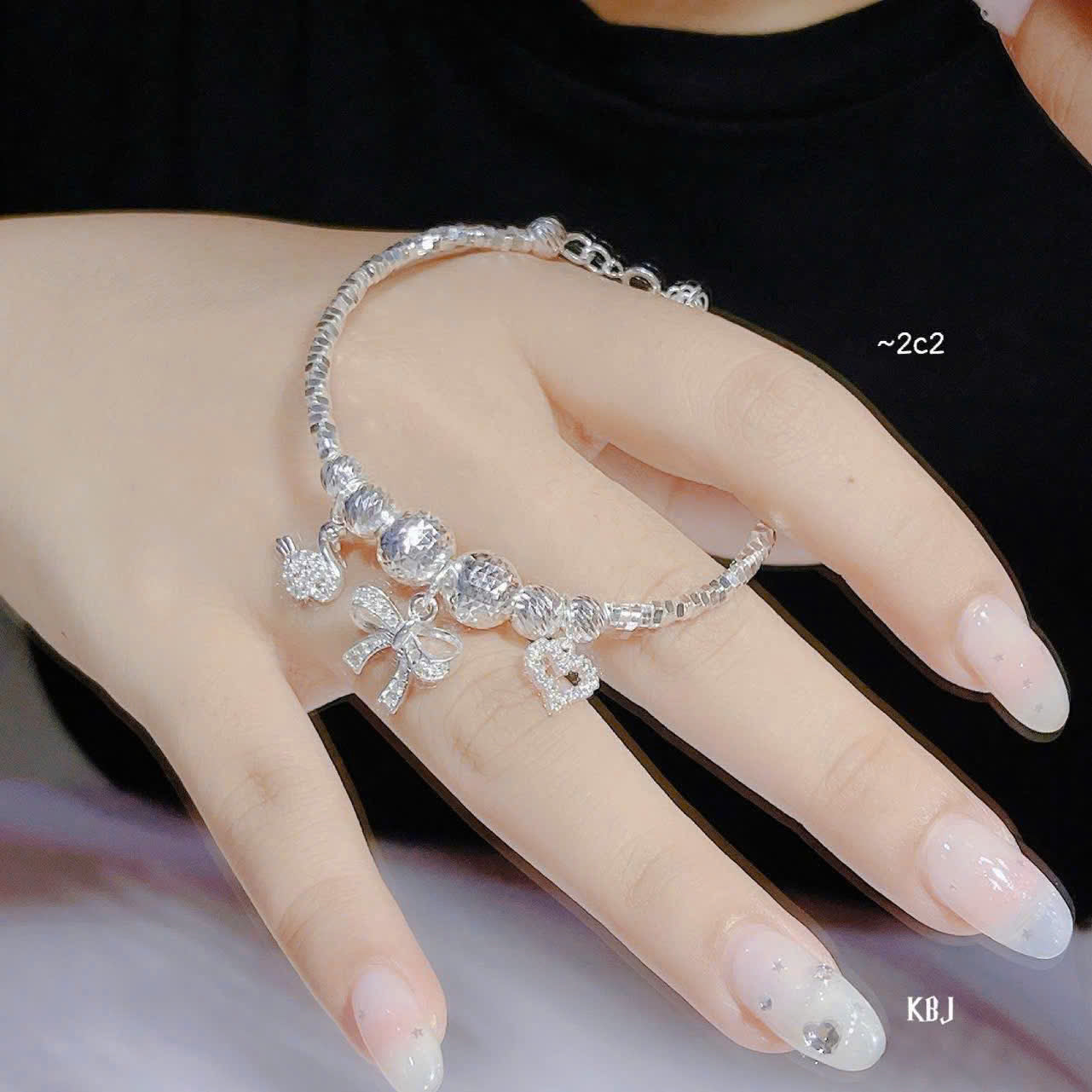 Vòng bạc phối charm tinh tế