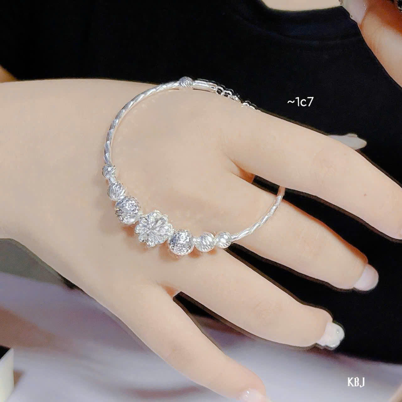 Vòng bạc phối charm tinh tế