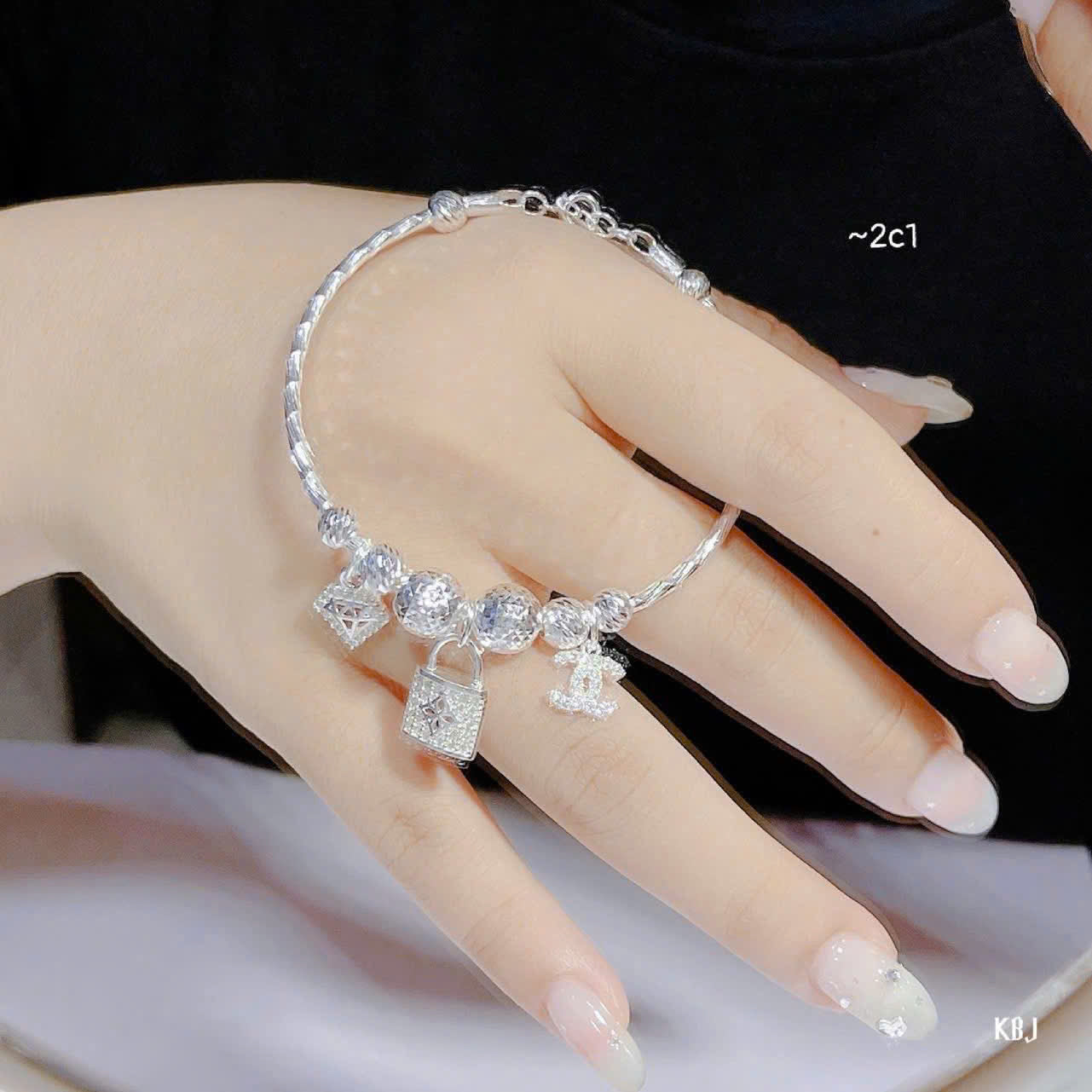 Vòng bạc phối charm tinh tế