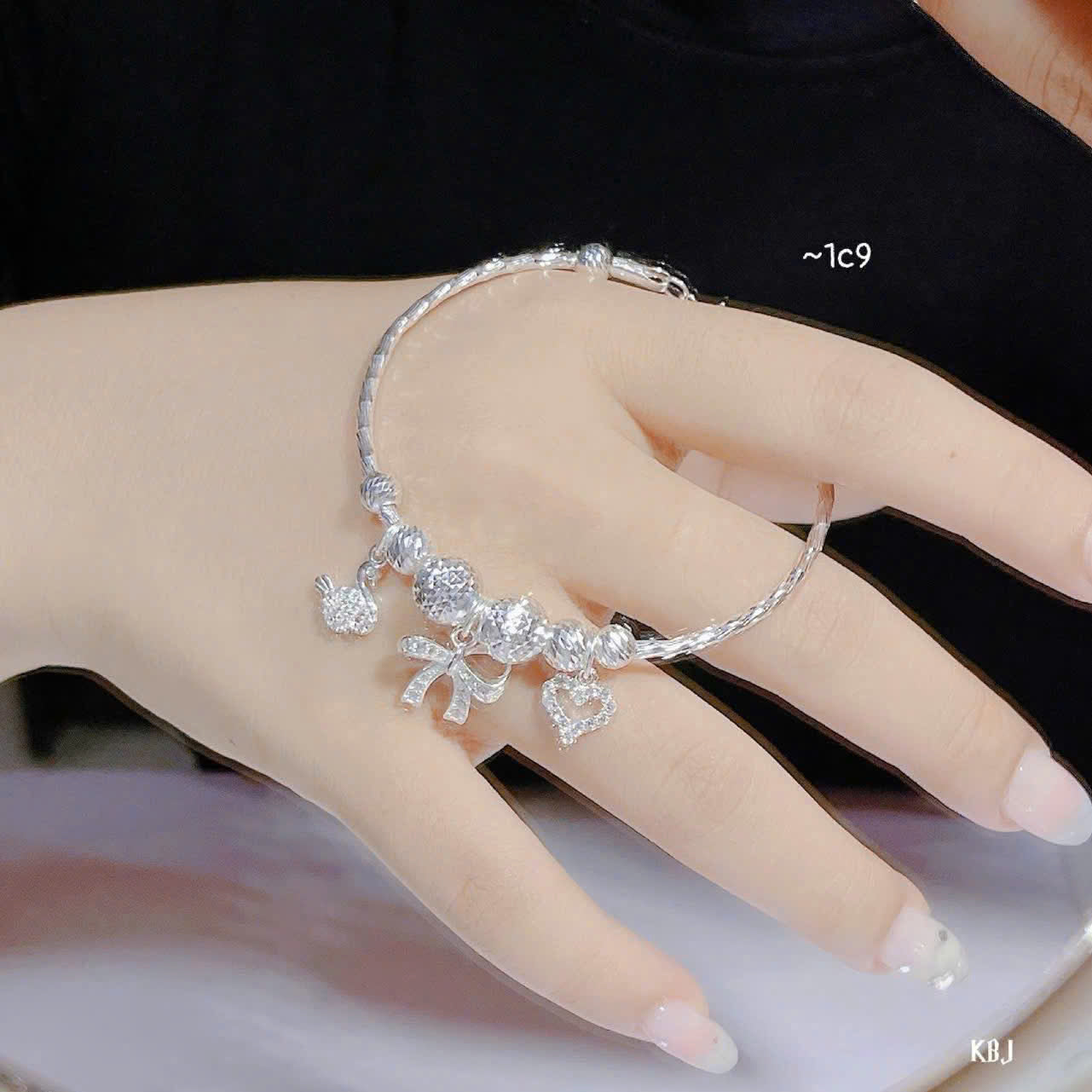 Vòng bạc phối charm tinh tế