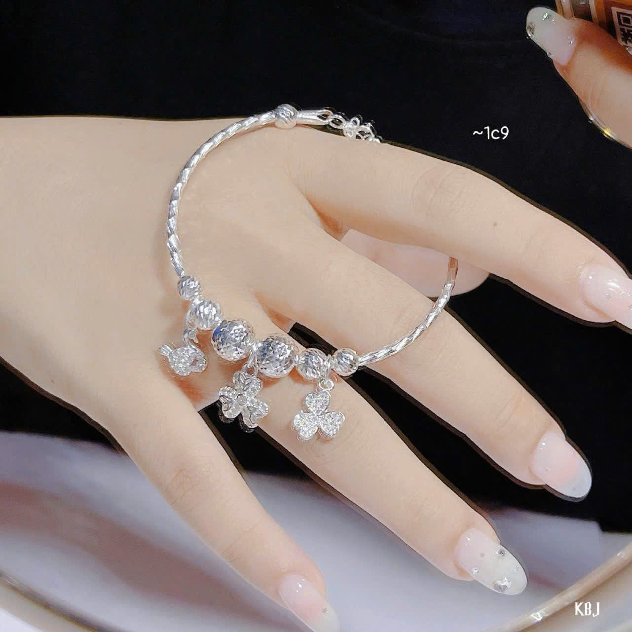Vòng bạc phối charm tinh tế