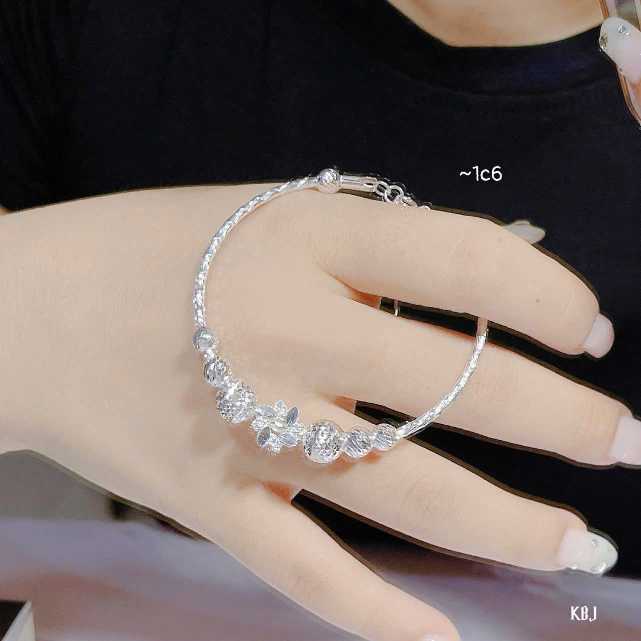 Vòng bạc phối charm tinh tế