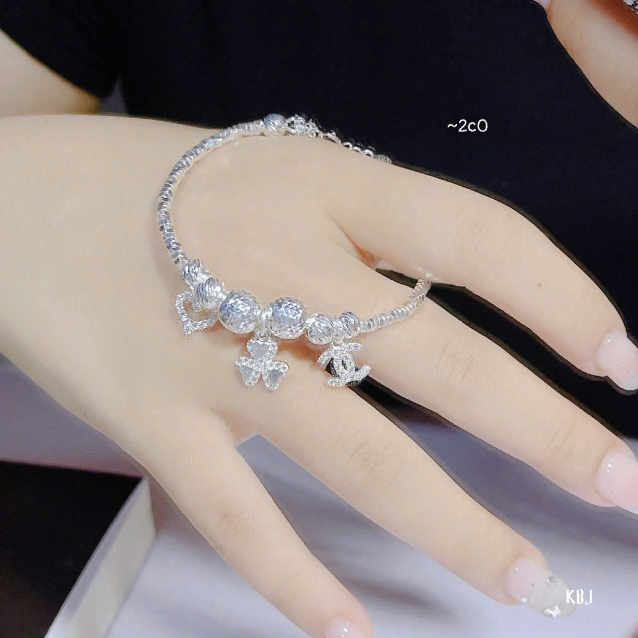 Vòng bạc phối charm tinh tế
