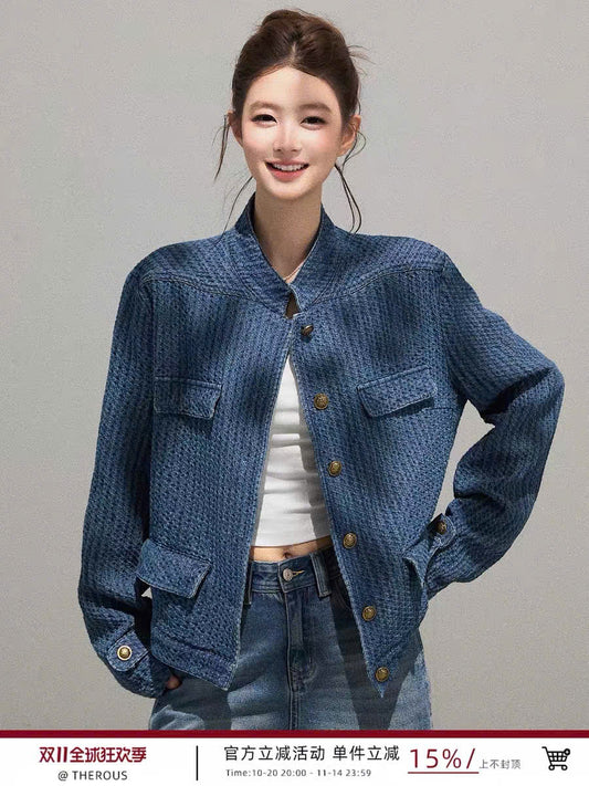 Áo khoác denim xanh cài cúc
