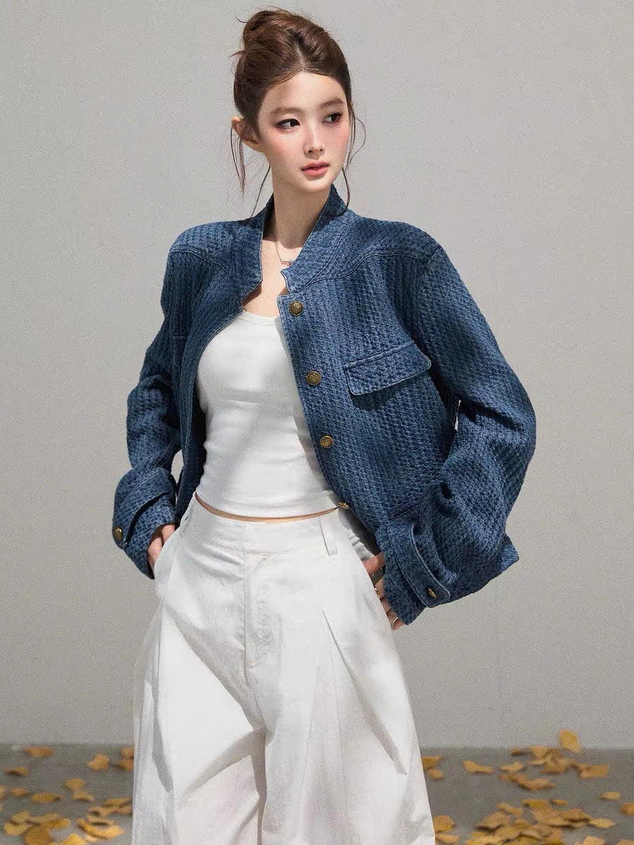 Áo khoác denim xanh cài cúc