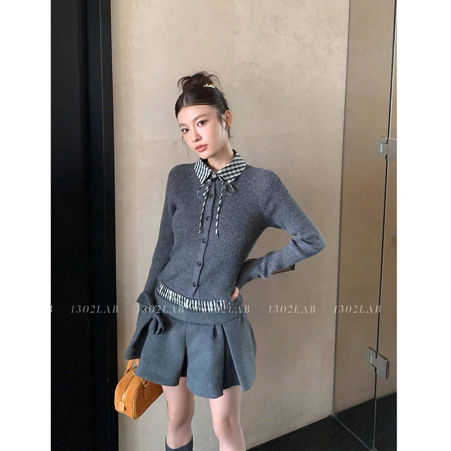 Set áo tay dài cổ sơ mi và chân váy xếp ly nơ xám