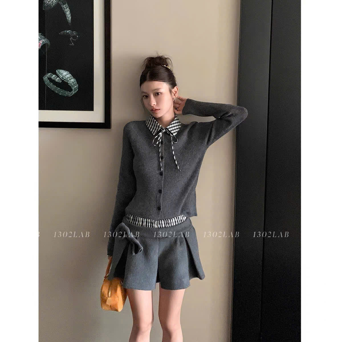 Set áo tay dài cổ sơ mi và chân váy xếp ly nơ xám