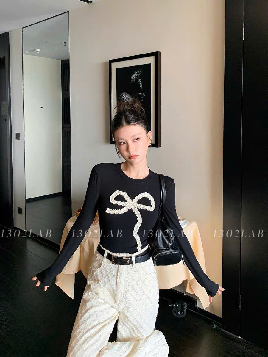 Áo thun tay dài đen nơ trắng ôm body