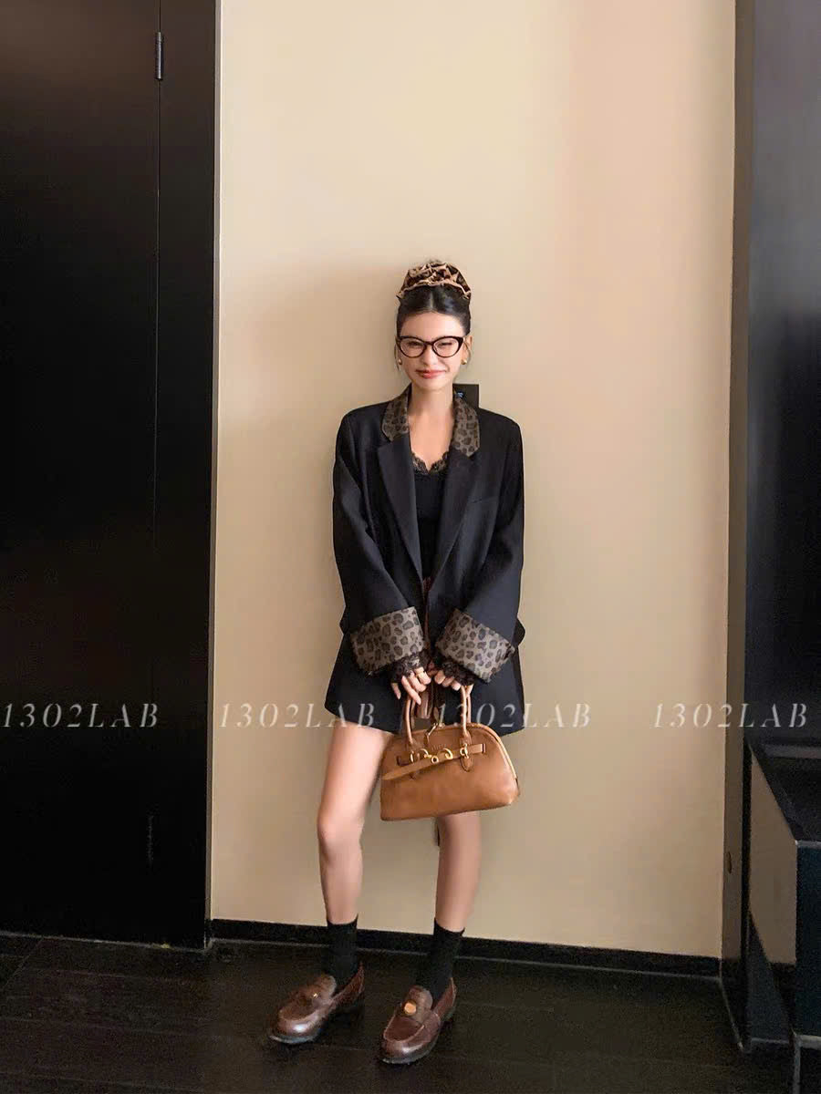 Áo khoác blazer oversize phối da báo cá tính