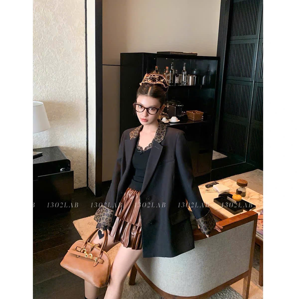 Áo khoác blazer oversize phối da báo cá tính