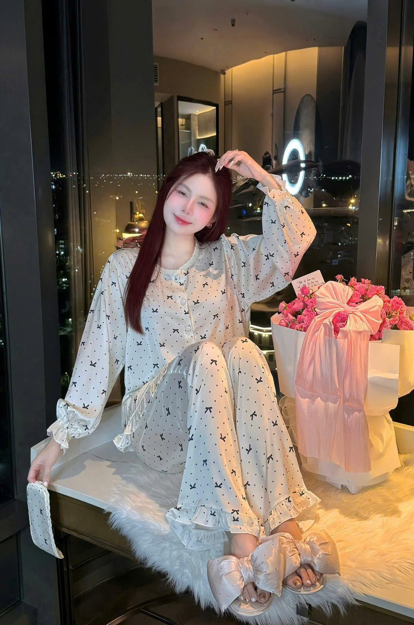 Bộ ngủ tay ngắn quần dài cổ tròn lụa latin kèm bịt mắt dưới 65kg