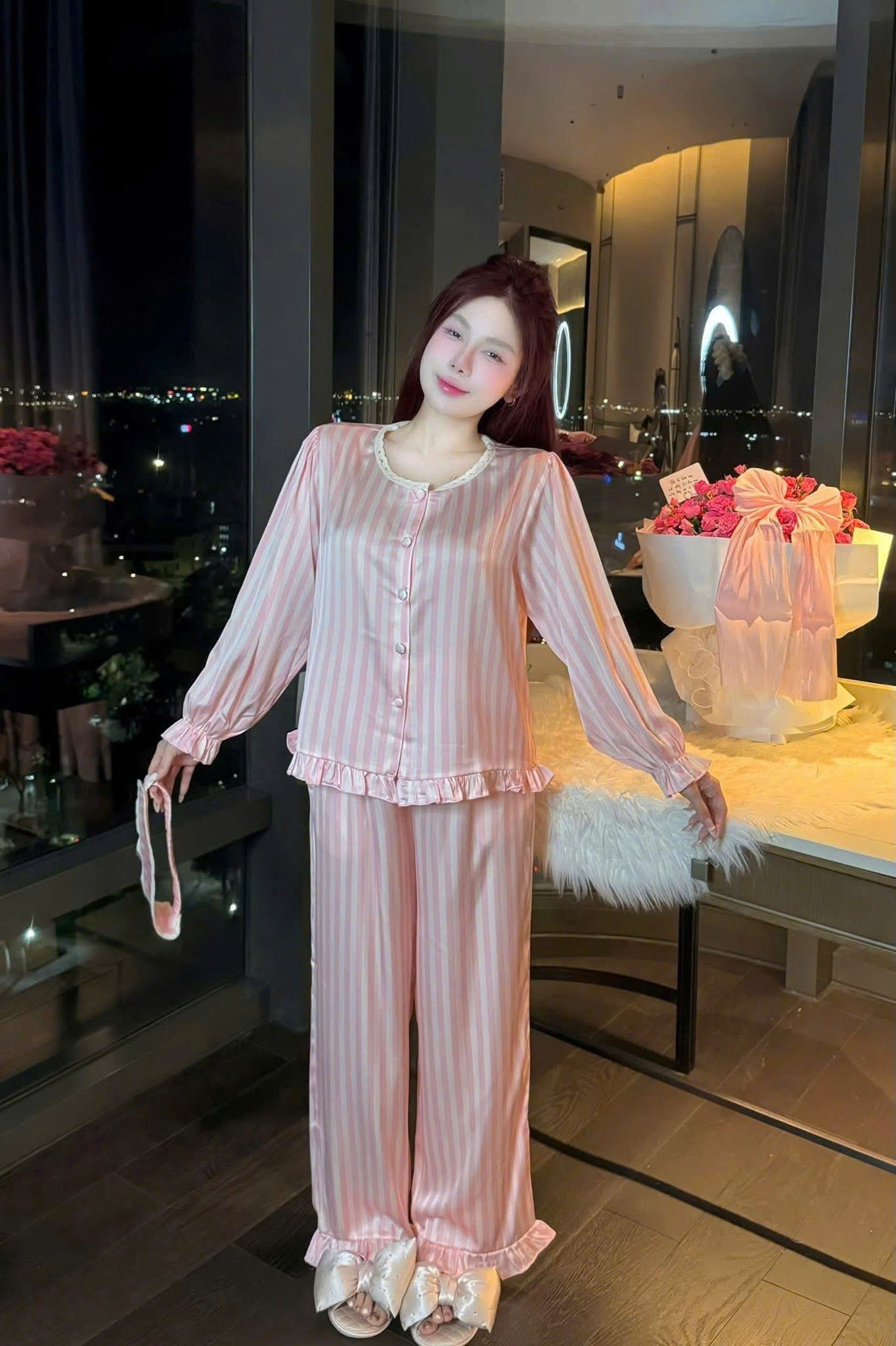 Bộ ngủ tay ngắn quần dài cổ tròn lụa latin kèm bịt mắt dưới 65kg