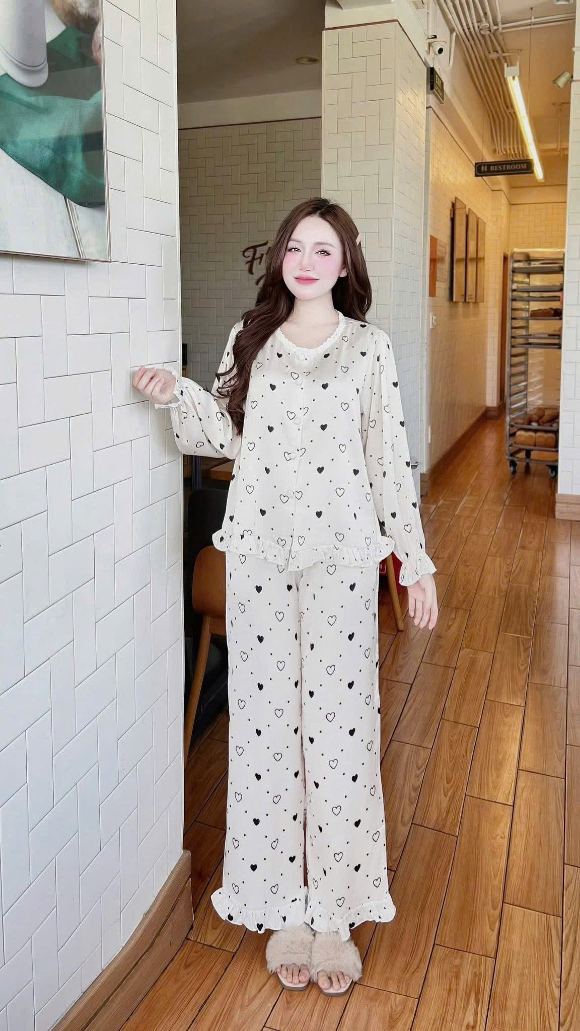 Bộ ngủ tay ngắn quần dài cổ tròn lụa latin kèm bịt mắt dưới 65kg
