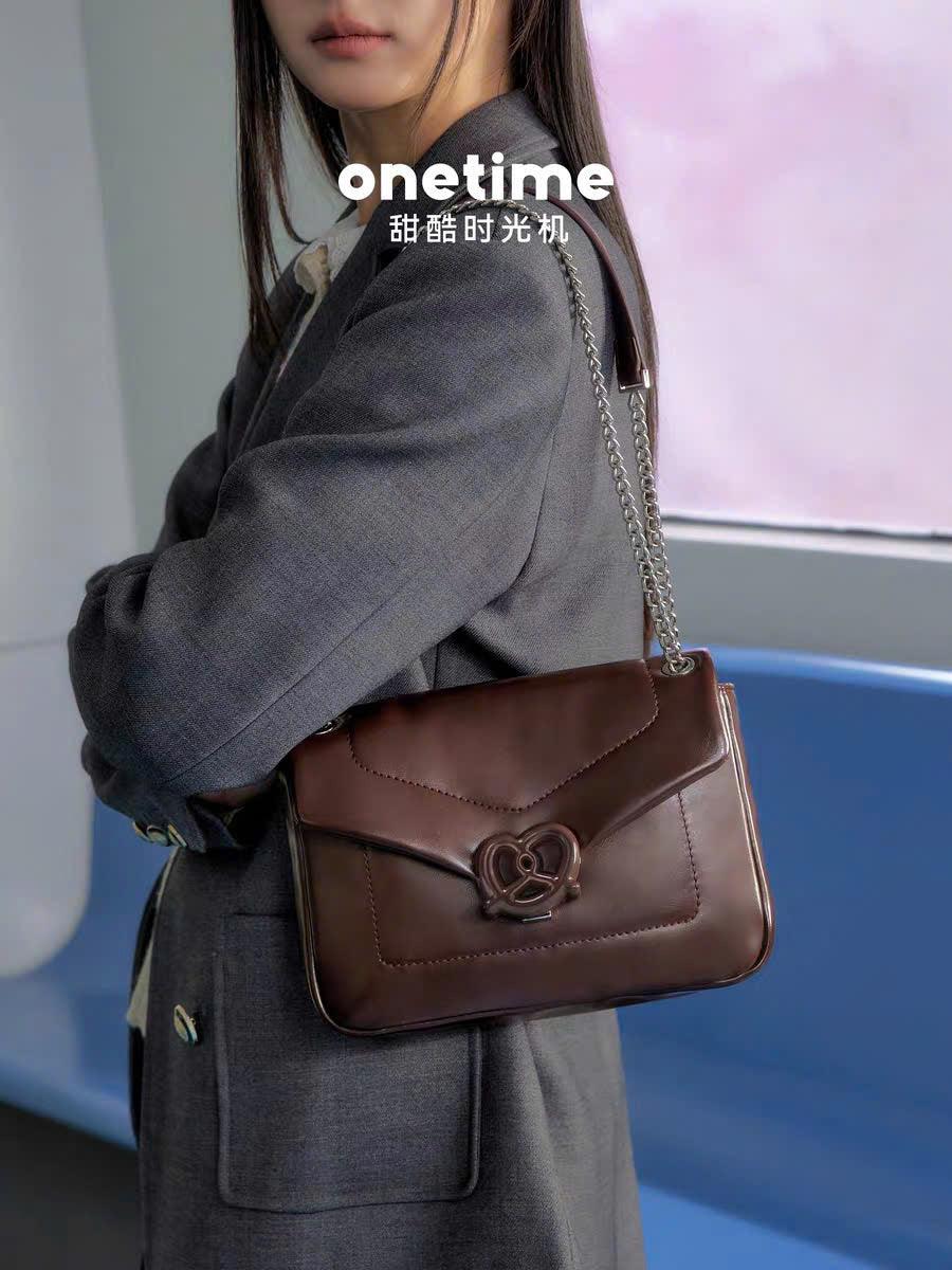 Túi da nâu đeo vai dây xích nắp gập Onetime