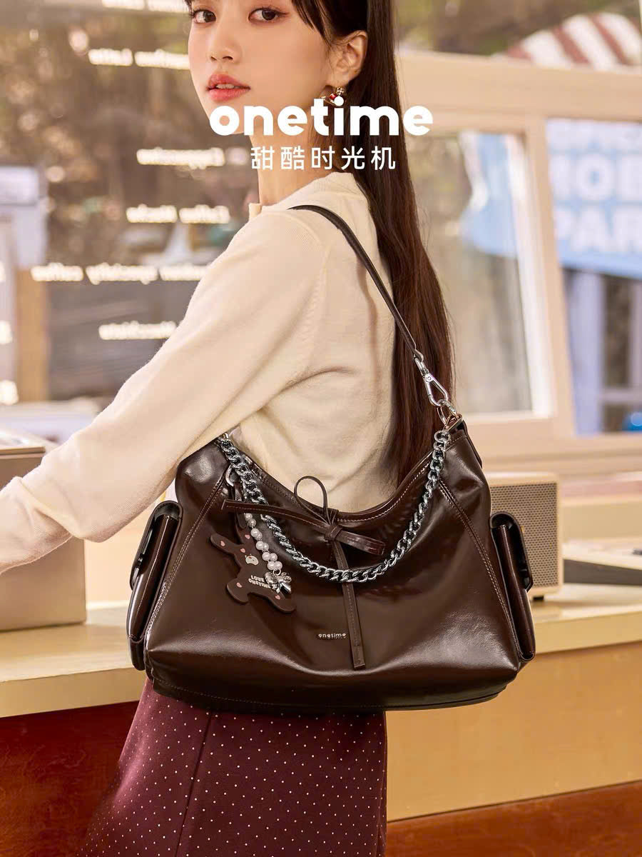 Túi da bóng đeo vai form rộng phối nơ dây xích Onetime