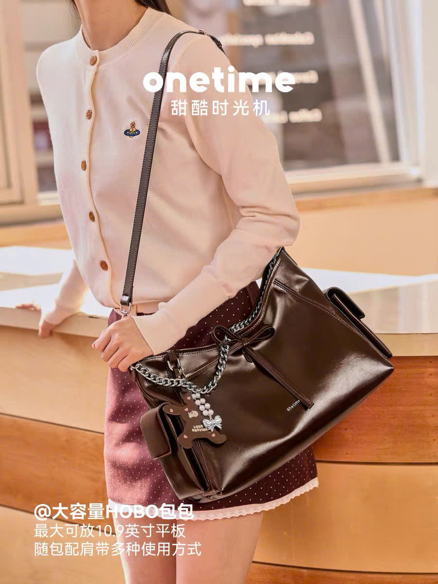 Túi da bóng đeo vai form rộng phối nơ dây xích Onetime