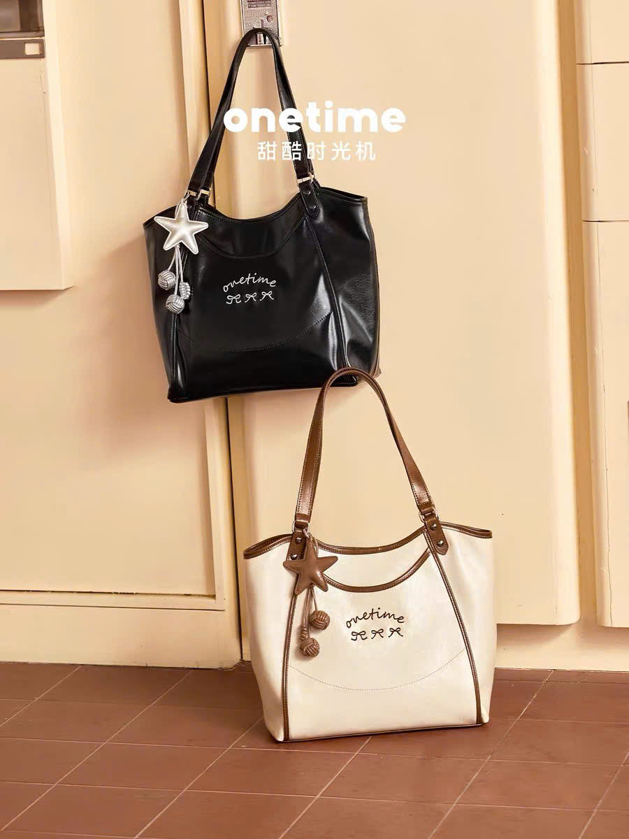 Túi tote da bóng charm nơ form rộng Onetime