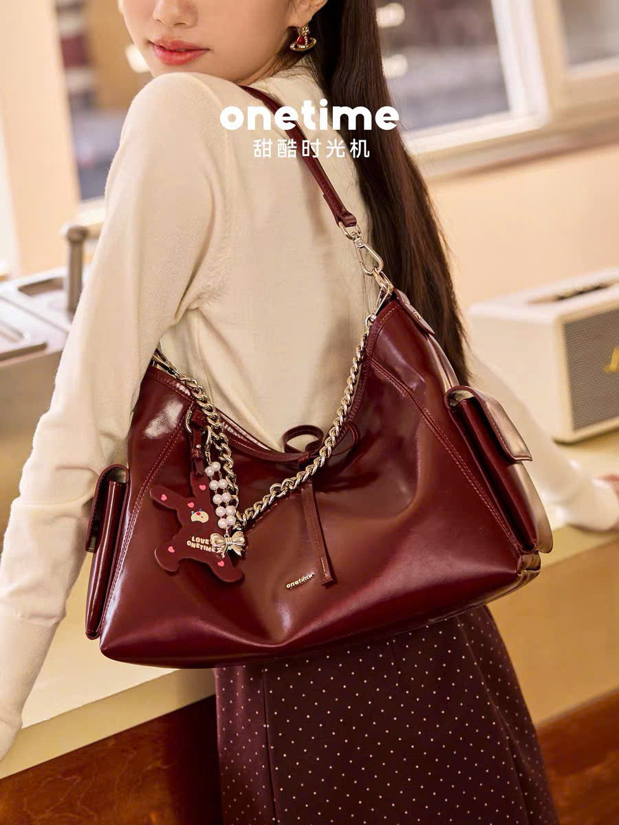Túi da bóng đeo vai form rộng phối nơ dây xích Onetime