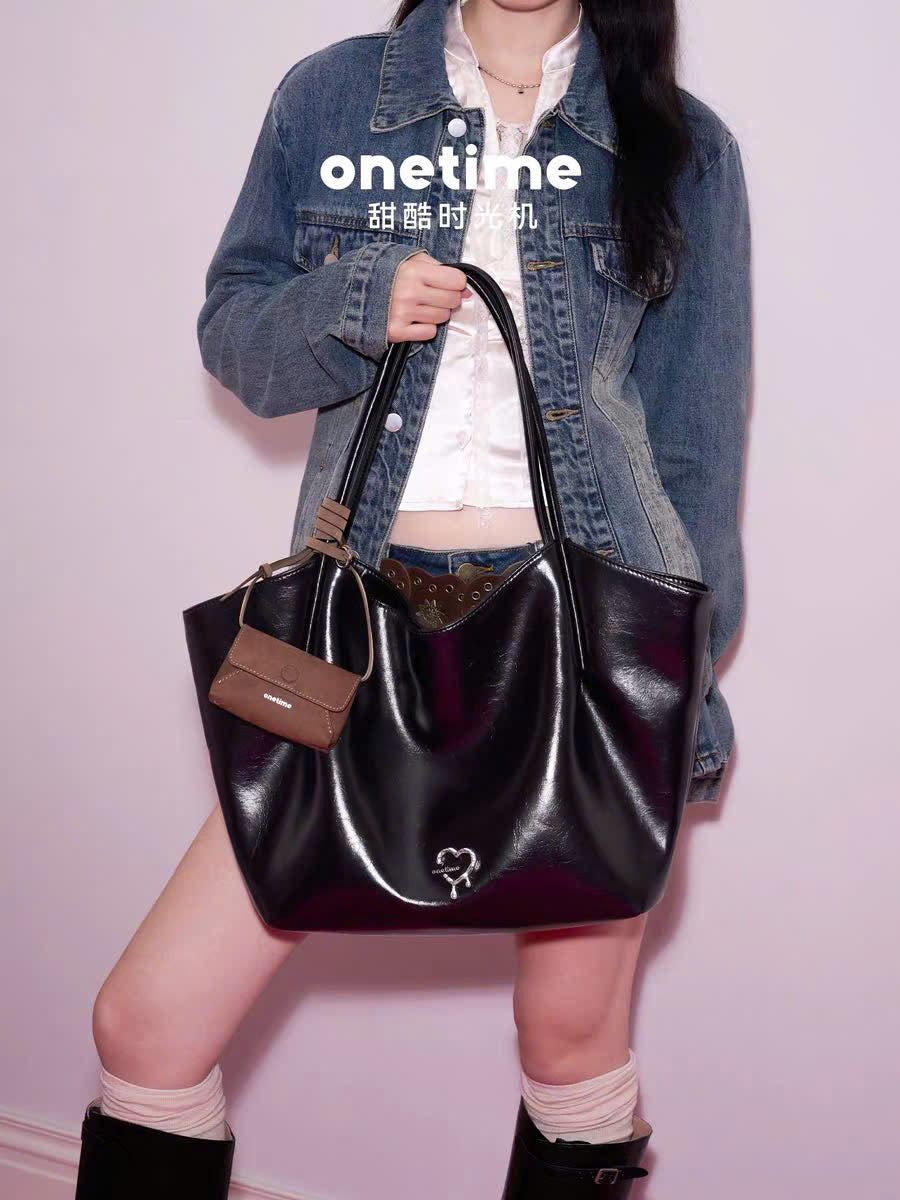 Túi tote da đeo vai form rộng charm ví nâu Onetime