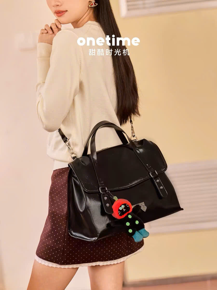 Túi  đeo vai kiêm balo nắp gập charm mèo bông Onetime