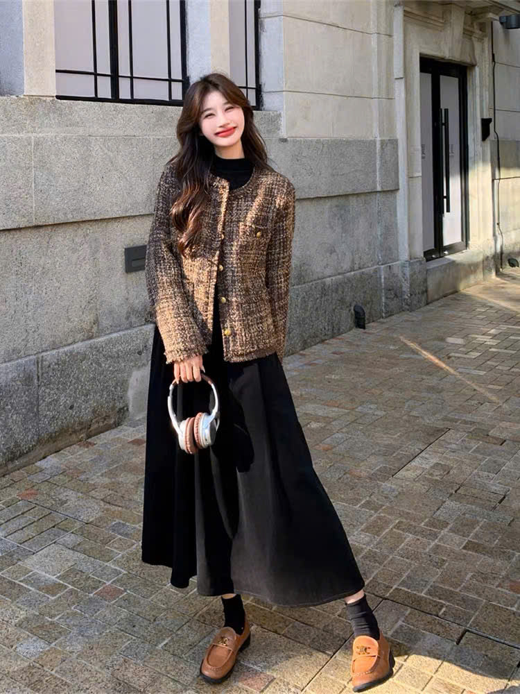 Set váy đen suông và áo khoác dạ tweed nâu