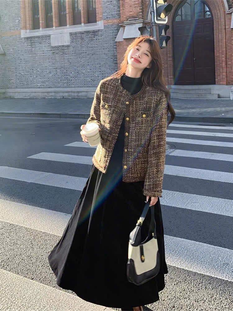 Set váy đen suông và áo khoác dạ tweed nâu