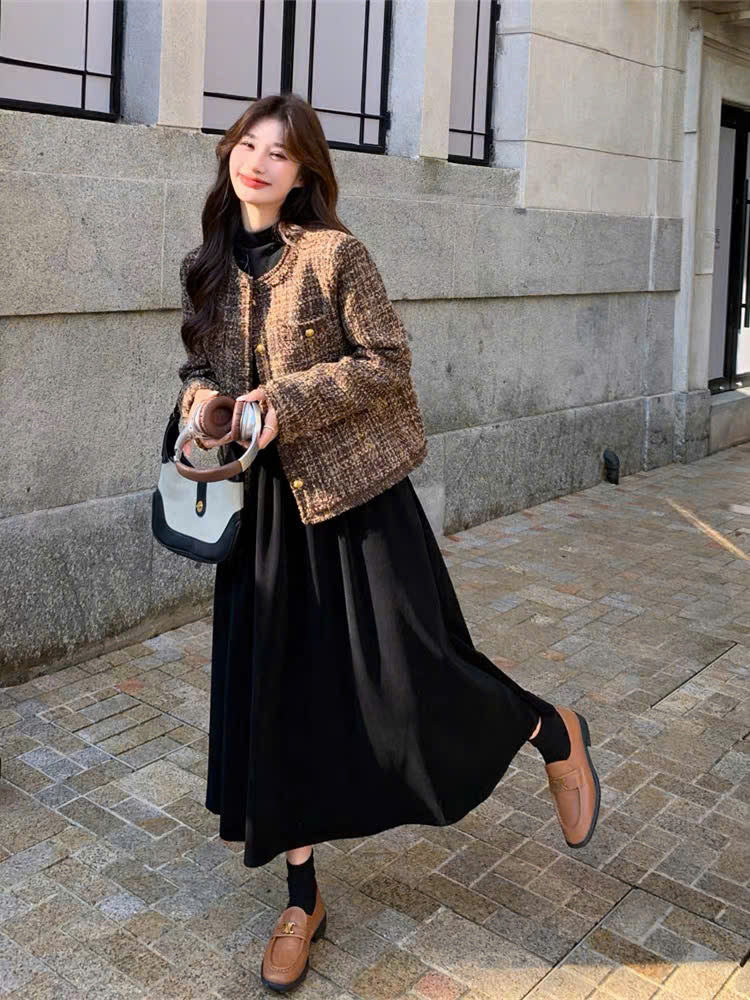 Set váy đen suông và áo khoác dạ tweed nâu
