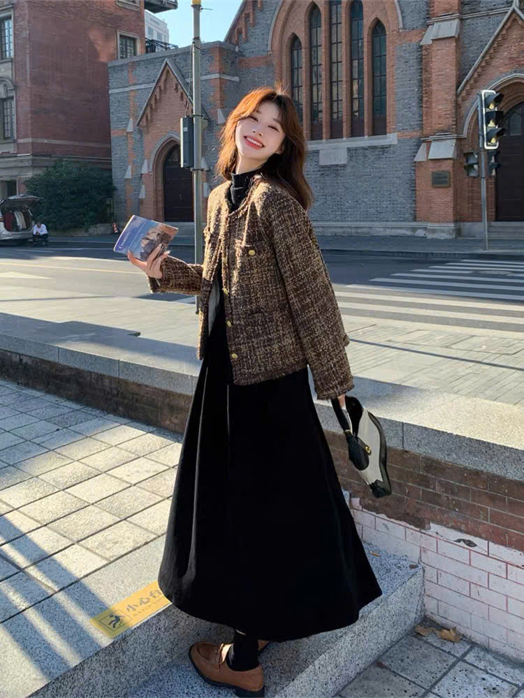 Set váy đen suông và áo khoác dạ tweed nâu