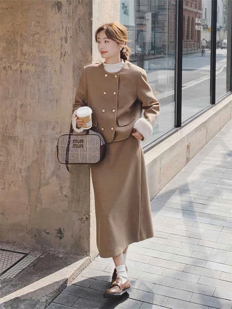 Set áo khoác vạt đắp phối lông và váy midi nâu nhạt
