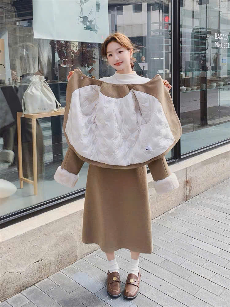 Set áo khoác vạt đắp phối lông và váy midi nâu nhạt