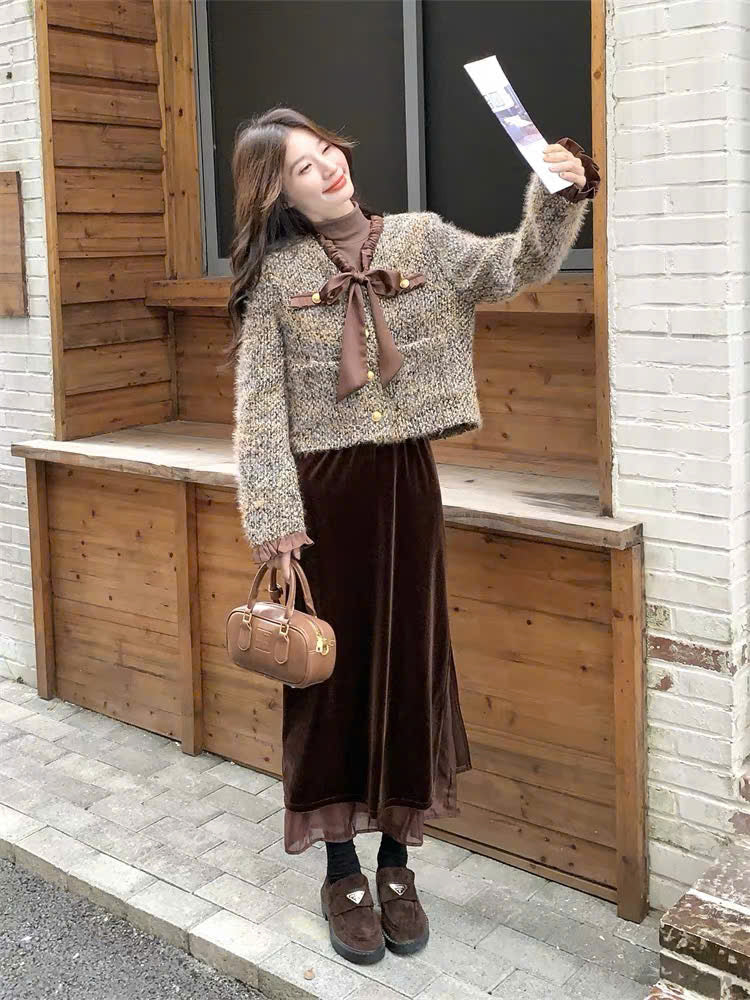 Set váy suông nhung nâu và áo khoác dạ tweed cổ nơ lụa