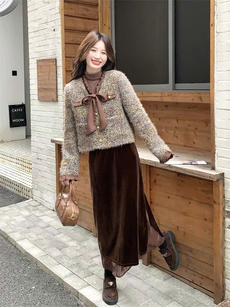 Set váy suông nhung nâu và áo khoác dạ tweed cổ nơ lụa