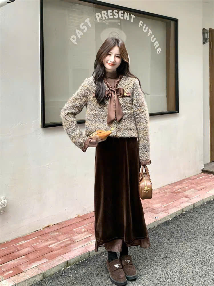 Set váy suông nhung nâu và áo khoác dạ tweed cổ nơ lụa