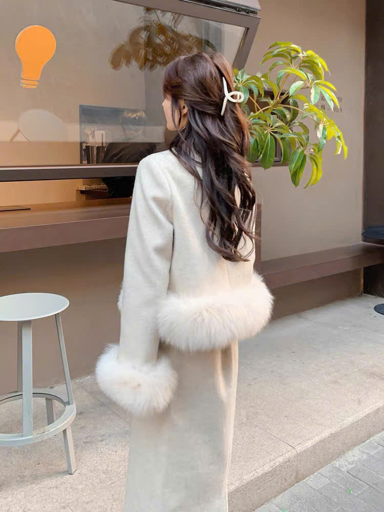 Set áo khoác cổ đứng phối lông và váy suông trắng kem
