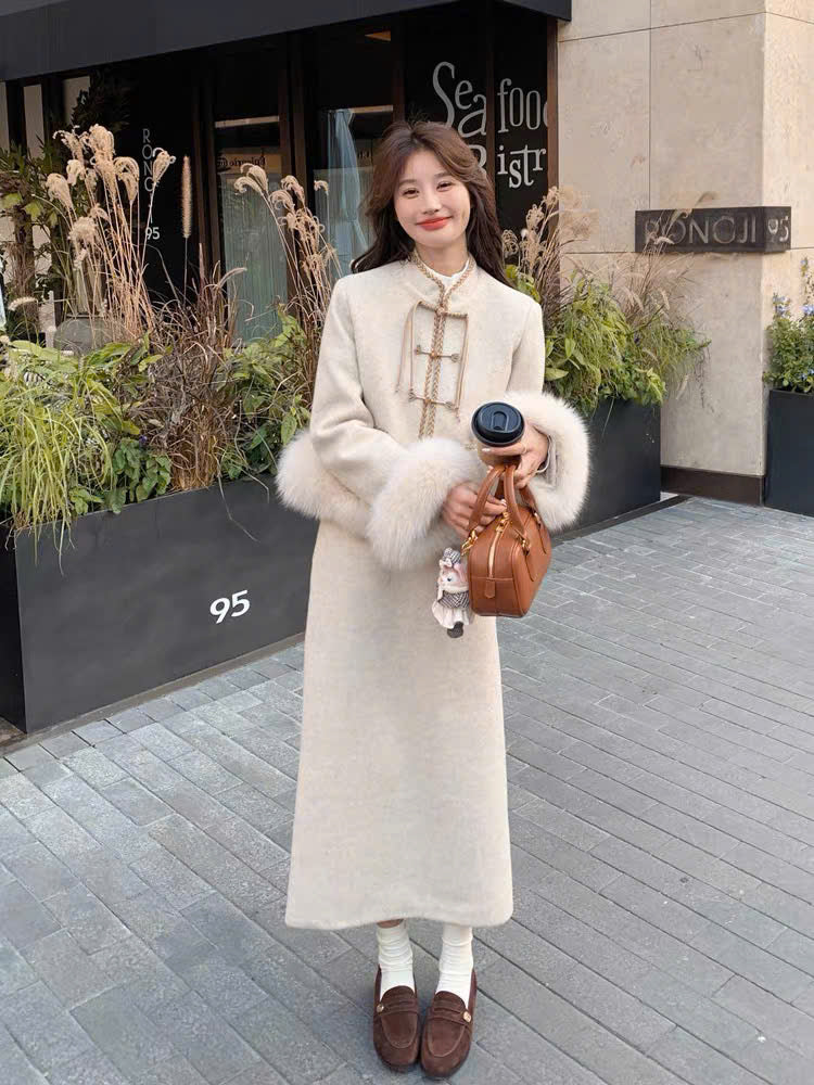 Set áo khoác cổ đứng phối lông và váy suông trắng kem