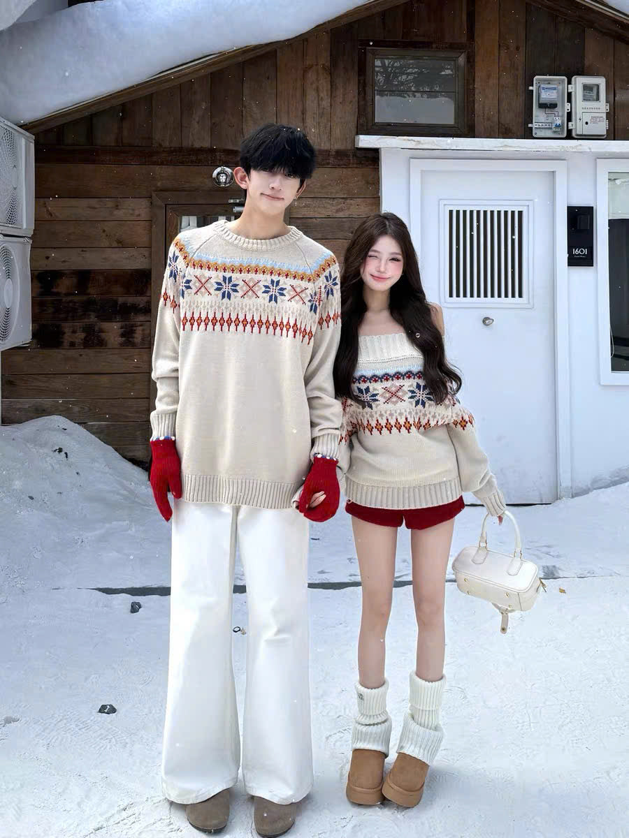Áo sweater len cặp đôi màu be kiểu trễ vai nữ