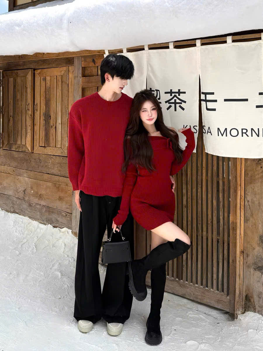 Đồ đôi áo len nam và váy trễ vai đỏ cho nữ
