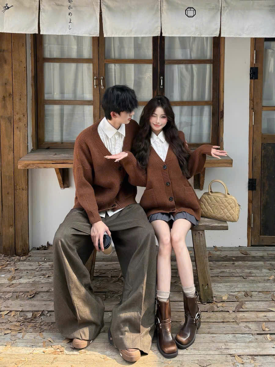 Áo cardigan len nâu cổ V cho cặp đôi